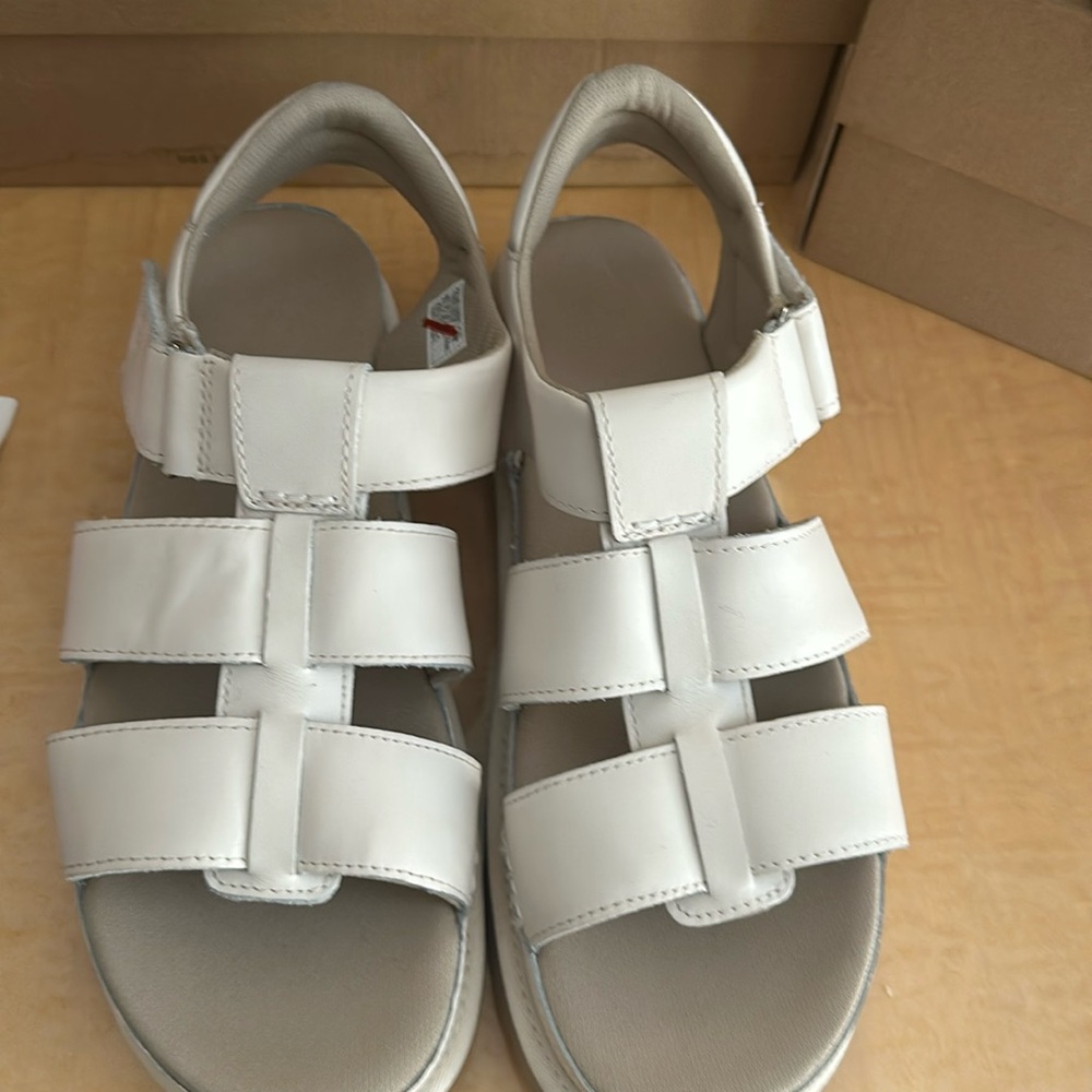 UGG Women’s Capitelle Strap Sandal